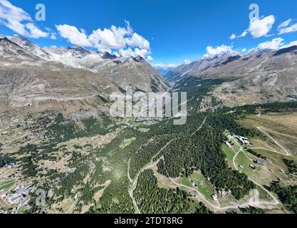 Zermatter Stadttal mit Panoramablick im Walliser Kanton Schweiz. Stockfoto