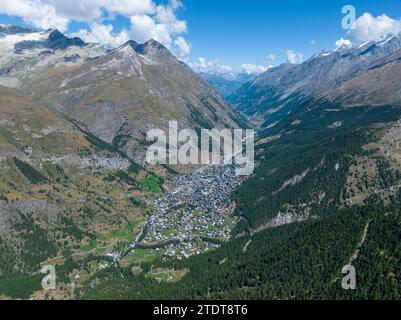 Zermatter Stadttal mit Panoramablick im Walliser Kanton Schweiz. Stockfoto