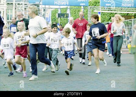 TROS Walk, 28.09.2002, Whizgle News aus der Vergangenheit, maßgeschneidert für die Zukunft. Erkunden Sie historische Geschichten, das Image der niederländischen Agentur aus einer modernen Perspektive, die die Lücke zwischen den Ereignissen von gestern und den Erkenntnissen von morgen überbrückt. Eine zeitlose Reise, die die Geschichten prägt, die unsere Zukunft prägen Stockfoto