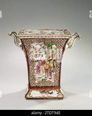 Quadratischer Teigtopf mit Figuren auf einer Terrasse, Vögel und Blumensprays, anonym, ca. 1770 - ca. 1790 quadratischer Blumentopf oder Vase aus Porzellan auf breitem Fuß und nach oben, auf der Glasur in blau, rot, rosa, grün, gelb, lila, schwarz und Gold. Die Wände, die mit Servierwerk bedeckt sind, mit erhaltenen skurrilen Kartuschen, mit Personen auf einer Terrasse für einen Pavillon oder drei Vögel auf einem Ast; am Fuß leuchtet eine gepflasterte Kartusche mit Vögeln und Pflanzen; passende lose Platte auf der Oberseite mit fünf Löchern für lose Blumen, verziert mit Blumenzweigen. Moderne, silberne Ohren. Wurde gebrochen: Eine cra Stockfoto