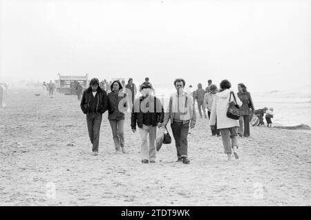 Geschäftiger Strand Zandvoort, Strand und Strände, Zandvoort, 06-04-1985, Whizgle News from the Past, maßgeschneidert für die Zukunft. Erkunden Sie historische Geschichten, das Image der niederländischen Agentur aus einer modernen Perspektive, die die Lücke zwischen den Ereignissen von gestern und den Erkenntnissen von morgen überbrückt. Eine zeitlose Reise, die die Geschichten prägt, die unsere Zukunft prägen Stockfoto