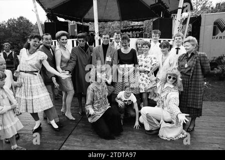 Verschiedene Aktivitäten während des Concours Hippique in der Haarlemmermeerse Bos in diesem Foto-Modedesigner Frans Molenaar, die Ehefrau des Bürgermeisters von Dulst von Haarlemmermeer (links neben Molenaar) und rechts Bürgermeisterin Elisabeth Schmitz von Haarlem, Hoofddorp, Niederlande, 14-06-1991, Whizgle News aus der Vergangenheit, auf die Zukunft zugeschnitten. Erkunden Sie historische Geschichten, Niederländisch die Niederlande Agentur Image mit einer modernen Perspektive Stockfoto