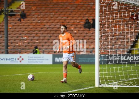 Owen Dale #7 von Blackpool erzielt 1-0 beim zweiten Spiel der Emirates FA Cup Blackpool vs Forest Green Rovers in Bloomfield Road, Blackpool, Großbritannien, 19. Dezember 2023 (Foto: Craig Thomas/News Images) Stockfoto