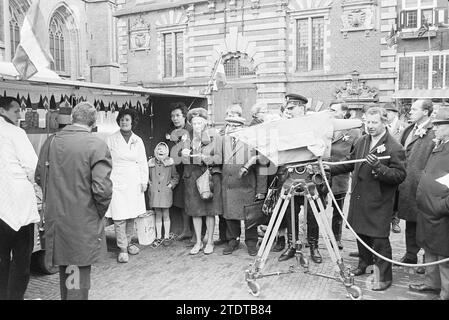 Deutsches Fernsehen am Grote Markt, Grote Markt, TV, Haarlem, Grote Markt, Niederlande, 03-04-1968, Whizgle News aus der Vergangenheit, maßgeschneidert für die Zukunft. Erkunden Sie historische Geschichten, das Image der niederländischen Agentur aus einer modernen Perspektive, die die Lücke zwischen den Ereignissen von gestern und den Erkenntnissen von morgen überbrückt. Eine zeitlose Reise, die die Geschichten prägt, die unsere Zukunft prägen Stockfoto