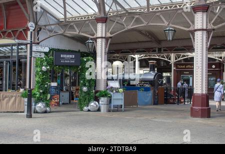 15. juni 2023 Mitglieder des öffentlichen Walking the Concourse im Windsor Royal Shopping Complex in Royal Windsor Berkshire, der Heimat der berühmten Winds Stockfoto