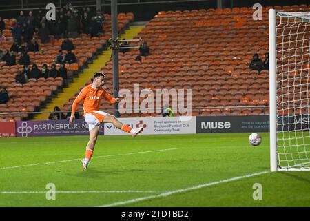 Owen Dale #7 von Blackpool erzielt 1-0 beim zweiten Spiel der Emirates FA Cup Blackpool vs Forest Green Rovers in Bloomfield Road, Blackpool, Großbritannien, 19. Dezember 2023 (Foto: Craig Thomas/News Images) Stockfoto