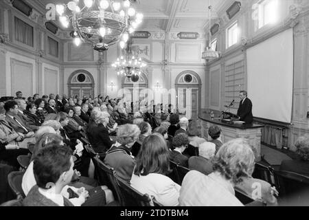 Öffnen. Zelt. 100 Jahre. Teylers Museum von Mrs. Jansen 101 Jahre, hundertjährige, hundert Jahre, Ausstellungen, Haarlem, Niederlande, 12.09.1989, Whizgle News aus der Vergangenheit, maßgeschneidert für die Zukunft. Erkunden Sie historische Geschichten, das Image der niederländischen Agentur aus einer modernen Perspektive, die die Lücke zwischen den Ereignissen von gestern und den Erkenntnissen von morgen überbrückt. Eine zeitlose Reise, die die Geschichten prägt, die unsere Zukunft prägen Stockfoto