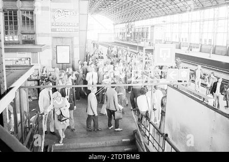 Eröffnungsausstellung Bahnhof Haarlem, Eröffnung, Eröffnungen, Inbetriebnahme, Eisenbahn, 21-06-1974, Whizgle News aus der Vergangenheit, zugeschnitten auf die Zukunft. Erkunden Sie historische Geschichten, das Image der niederländischen Agentur aus einer modernen Perspektive, die die Lücke zwischen den Ereignissen von gestern und den Erkenntnissen von morgen überbrückt. Eine zeitlose Reise, die die Geschichten prägt, die unsere Zukunft prägen Stockfoto