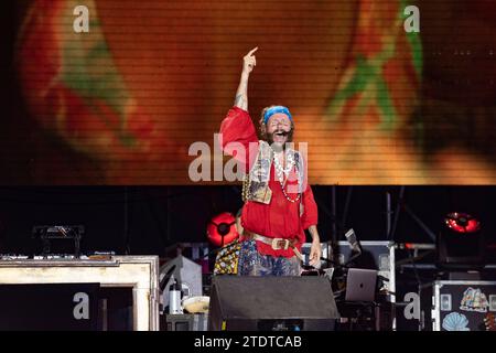 Castelvolturno, Italien. August 2020. Der italienische Sänger und Songwriter Lorenzo Cherubini, auch bekannt als Jovanotti, tritt live während der Jova Beach Party am Flava Beach in Castelvolturno (Caserta) auf. (Foto: Francesco Cigliano/SOPA Images/SIPA USA) Credit: SIPA USA/Alamy Live News Stockfoto