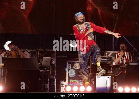 Castelvolturno, Italien. August 2020. Der italienische Sänger und Songwriter Lorenzo Cherubini, auch bekannt als Jovanotti, tritt live während der Jova Beach Party am Flava Beach in Castelvolturno (Caserta) auf. (Foto: Francesco Cigliano/SOPA Images/SIPA USA) Credit: SIPA USA/Alamy Live News Stockfoto