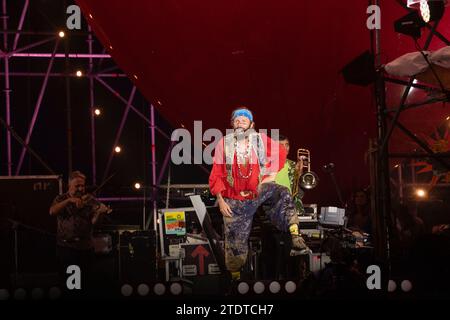 Castelvolturno, Italien. August 2020. Der italienische Sänger und Songwriter Lorenzo Cherubini, auch bekannt als Jovanotti, tritt live während der Jova Beach Party am Flava Beach in Castelvolturno (Caserta) auf. (Foto: Francesco Cigliano/SOPA Images/SIPA USA) Credit: SIPA USA/Alamy Live News Stockfoto