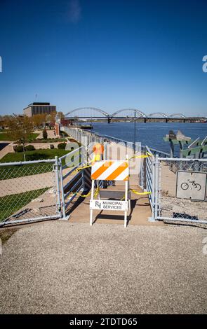 Temporäre Hochwasserwände entlang des Mississippi River Stockfoto