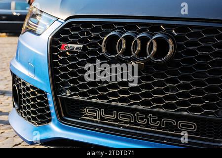 uschgorod, ukraine - 31. oktober 2021: Nahaufnahme eines blauen audi quattro rs6-Kühlergrills mit Maskottchen Stockfoto