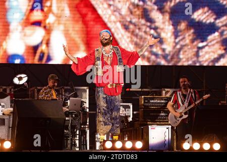 Castelvolturno, Italien. August 2020. Der italienische Sänger und Songwriter Lorenzo Cherubini, auch bekannt als Jovanotti, tritt live während der Jova Beach Party am Flava Beach in Castelvolturno (Caserta) auf. (Foto: Francesco Cigliano/SOPA Images/SIPA USA) Credit: SIPA USA/Alamy Live News Stockfoto