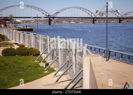 Temporäre Hochwasserwände entlang des Mississippi River Stockfoto