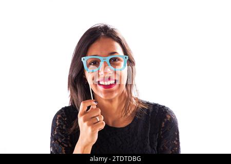 Frau, die mit lustigen Papiergläsern guckt Stockfoto