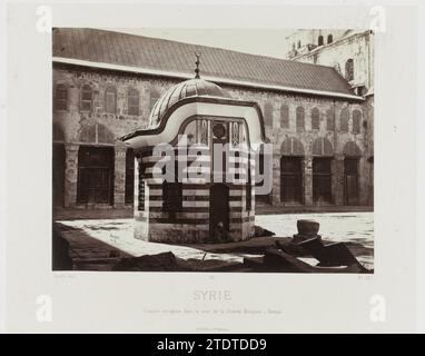 Blick auf die achteckige Kuppel im Innenhof der Großen Moschee in Damaskus (Syrien/Coupole Octogone Dans La Cour de la Grande Moschee - Damas), 1872 Syrien/achteckige Kuppel im Innenhof der Großen Moschee - Damaskus PL. 27. Syriëpublisher: Pariser Zeitung. Unterstützung für Fotos. Karton Albumendruck Syrien Syrien/achteckige Kuppel im Innenhof der Großen Moschee - Damaskus PL. 27. Syriëpublisher: Pariser Zeitung. Unterstützung für Fotos. Karton Albumendruck Syrien Stockfoto