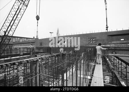 Bericht über den Transport und die Installation schwerer Stahlträger für den Bau. Whizgle News aus der Vergangenheit, maßgeschneidert für die Zukunft. Erkunden Sie historische Geschichten, das Image der niederländischen Agentur aus einer modernen Perspektive, die die Lücke zwischen den Ereignissen von gestern und den Erkenntnissen von morgen überbrückt. Eine zeitlose Reise, die die Geschichten prägt, die unsere Zukunft prägen Stockfoto