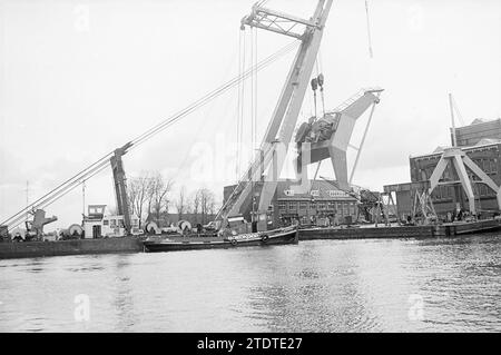 Kranaufzug in Figee, Figee, Kranen, 11-04-1973, Whizgle News from the Past, maßgeschneidert für die Zukunft. Erkunden Sie historische Geschichten, das Image der niederländischen Agentur aus einer modernen Perspektive, die die Lücke zwischen den Ereignissen von gestern und den Erkenntnissen von morgen überbrückt. Eine zeitlose Reise, die die Geschichten prägt, die unsere Zukunft prägen Stockfoto