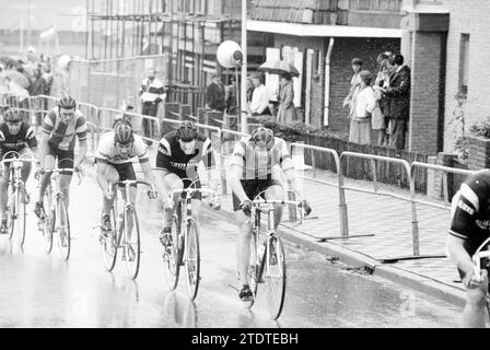 Finish North Holland Cycling Champion, Cycling, 23.05.1981, Whizgle News from the Past, Tailored for the Future. Erkunden Sie historische Geschichten, das Image der niederländischen Agentur aus einer modernen Perspektive, die die Lücke zwischen den Ereignissen von gestern und den Erkenntnissen von morgen überbrückt. Eine zeitlose Reise, die die Geschichten prägt, die unsere Zukunft prägen Stockfoto
