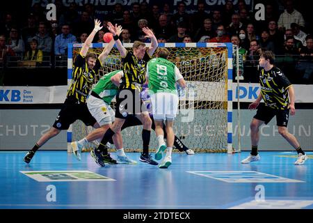 Berlin, Deutschland. Dezember 2023. Mathias Gidsel (Fuechse Berlin #19) beim Torwurf, GER, Fuechse Berlin vs. TVB Stuttgart, Handball, 1.Bundesliga Herren, 18. Spieltag, Saison 2023/24, 19.12.2023 Foto: Eibner-Pressefoto/ Claudius Rauch Credit: dpa/Alamy Live News Stockfoto