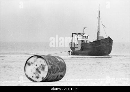Gestrandetes Schiff, Parnassia Beach, Schiffe, 16-10-1974, Whizgle News aus der Vergangenheit, zugeschnitten auf die Zukunft. Erkunden Sie historische Geschichten, das Image der niederländischen Agentur aus einer modernen Perspektive, die die Lücke zwischen den Ereignissen von gestern und den Erkenntnissen von morgen überbrückt. Eine zeitlose Reise, die die Geschichten prägt, die unsere Zukunft prägen Stockfoto