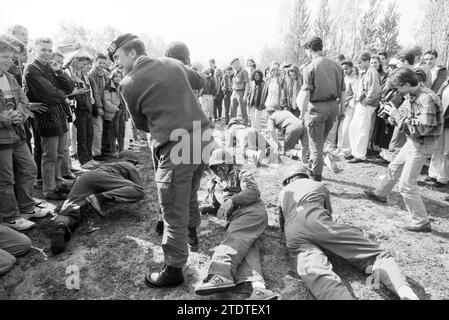 Examensstunt, Spaarne Lyceum, 24.04.1991, Whizgle News aus der Vergangenheit, maßgeschneidert für die Zukunft. Erkunden Sie historische Geschichten, das Image der niederländischen Agentur aus einer modernen Perspektive, die die Lücke zwischen den Ereignissen von gestern und den Erkenntnissen von morgen überbrückt. Eine zeitlose Reise, die die Geschichten prägt, die unsere Zukunft prägen Stockfoto