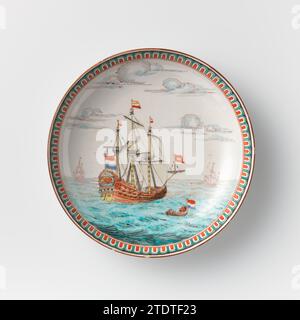 Schaucer-Schüssel mit Schiffen mit niederländischer Flagge und dem Wappen von Zeeland, anonym, um 1850 - um 1899 Porzellanschüssel, auf der Glasur in blau, rot, grün, gelb, braun bemalt, schwarz und Gold. Auf der Vorderseite ein großer drei-Meister mit der niederländischen Flagge, das Jahr 1700 und die Wapen van Zeeland; zwei weitere Schiffe im Hintergrund; Ein kleines Boot mit fünf Personen für die Driemaster; Ein dekoratives Band am Innenrand. Einige Späne in der Kante. Dekoriert in Europa. Porzellan. Glasur. Goldmalerei / Vergoldung / Glasur Porzellanschale, auf der Glasur in blau, rot, grün, gelb, braun, bla Stockfoto
