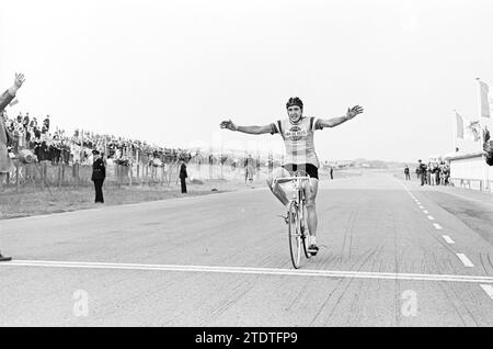 Sieger Gerard Wesseling (HSC de Bataaf) Amateur-Straßenrennen auf der Zandvoort Strecke, 04-06-1961, Whizgle News from the Past, maßgeschneidert für die Zukunft. Erkunden Sie historische Geschichten, das Image der niederländischen Agentur aus einer modernen Perspektive, die die Lücke zwischen den Ereignissen von gestern und den Erkenntnissen von morgen überbrückt. Eine zeitlose Reise, die die Geschichten prägt, die unsere Zukunft prägen Stockfoto