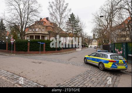 Leipzig - Russisches Generalkonsulat schließt bis Ende des Jahres: Konsularische Tätigkeiten bereits eingestellt 19.12.2023 gegen 10,30 Uhr Leipzig, Boris-Romantschenko-Straße das russische Generalkonsulat in Leipzig wird bis zum Jahresende komplett schließen. Das berichtet die Sächsische Zeitung/Sächsische.de. Bereits seit 1. November habe das Generalkonsulat seine Tätigkeiten eingestellt. Seit 20. November ist das Generalkonsulat, das für etwa 23,000 russische Staatsbürger in Mitteldeutschland zuständig war, für den Publikumsverkehr geschlossen. Russische Bürger müssen mit ihren Anliegen Nonne Stockfoto