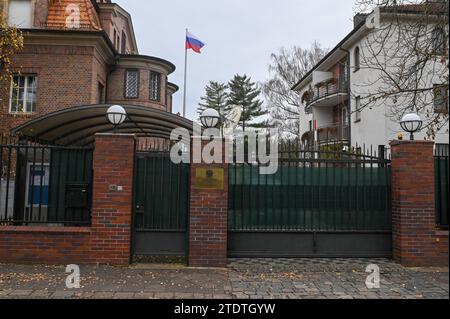 Leipzig - Russisches Generalkonsulat schließt bis Ende des Jahres: Konsularische Tätigkeiten bereits eingestellt 19.12.2023 gegen 10,30 Uhr Leipzig, Boris-Romantschenko-Straße das russische Generalkonsulat in Leipzig wird bis zum Jahresende komplett schließen. Das berichtet die Sächsische Zeitung/Sächsische.de. Bereits seit 1. November habe das Generalkonsulat seine Tätigkeiten eingestellt. Seit 20. November ist das Generalkonsulat, das für etwa 23,000 russische Staatsbürger in Mitteldeutschland zuständig war, für den Publikumsverkehr geschlossen. Russische Bürger müssen mit ihren Anliegen Nonne Stockfoto