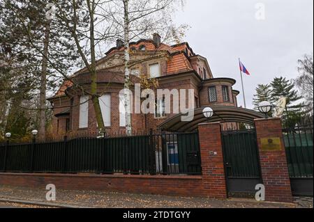 Leipzig - Russisches Generalkonsulat schließt bis Ende des Jahres: Konsularische Tätigkeiten bereits eingestellt 19.12.2023 gegen 10,30 Uhr Leipzig, Boris-Romantschenko-Straße das russische Generalkonsulat in Leipzig wird bis zum Jahresende komplett schließen. Das berichtet die Sächsische Zeitung/Sächsische.de. Bereits seit 1. November habe das Generalkonsulat seine Tätigkeiten eingestellt. Seit 20. November ist das Generalkonsulat, das für etwa 23,000 russische Staatsbürger in Mitteldeutschland zuständig war, für den Publikumsverkehr geschlossen. Russische Bürger müssen mit ihren Anliegen Nonne Stockfoto