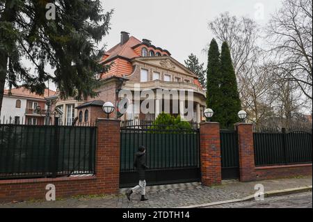 Leipzig - Russisches Generalkonsulat schließt bis Ende des Jahres: Konsularische Tätigkeiten bereits eingestellt 19.12.2023 gegen 10,30 Uhr Leipzig, Boris-Romantschenko-Straße das russische Generalkonsulat in Leipzig wird bis zum Jahresende komplett schließen. Das berichtet die Sächsische Zeitung/Sächsische.de. Bereits seit 1. November habe das Generalkonsulat seine Tätigkeiten eingestellt. Seit 20. November ist das Generalkonsulat, das für etwa 23,000 russische Staatsbürger in Mitteldeutschland zuständig war, für den Publikumsverkehr geschlossen. Russische Bürger müssen mit ihren Anliegen Nonne Stockfoto