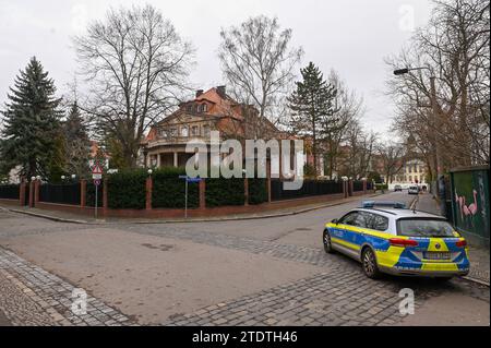 Leipzig - Russisches Generalkonsulat schließt bis Ende des Jahres: Konsularische Tätigkeiten bereits eingestellt 19.12.2023 gegen 10,30 Uhr Leipzig, Boris-Romantschenko-Straße das russische Generalkonsulat in Leipzig wird bis zum Jahresende komplett schließen. Das berichtet die Sächsische Zeitung/Sächsische.de. Bereits seit 1. November habe das Generalkonsulat seine Tätigkeiten eingestellt. Seit 20. November ist das Generalkonsulat, das für etwa 23,000 russische Staatsbürger in Mitteldeutschland zuständig war, für den Publikumsverkehr geschlossen. Russische Bürger müssen mit ihren Anliegen Nonne Stockfoto