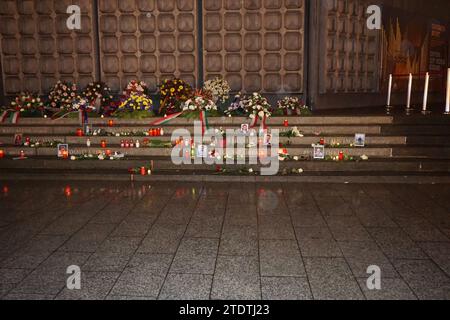 Berlin, Deutschland. Dezember 2023. Am 19. Dezember 2023 feierte Deutschland den siebten Jahrestag des Terroranschlags auf den Berliner Adventmarkt, bei dem 13 Opfer gefordert wurden, darunter Nadi Cizmarova aus Tschechien. Hier sehen Sie Kerzen und Kränze an der Gedenkstätte am Berliner Breitscheidplatz, wo der Angriff stattfand. Quelle: Ales Zapotocky/CTK Photo/Alamy Live News Stockfoto