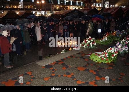 Berlin, Deutschland. Dezember 2023. Am 19. Dezember 2023 feierte Deutschland den siebten Jahrestag des Terroranschlags auf den Berliner Adventmarkt, bei dem 13 Opfer gefordert wurden, darunter Nadi Cizmarova aus Tschechien. Hier sehen Sie Kerzen und Kränze an der Gedenkstätte am Berliner Breitscheidplatz, wo der Angriff stattfand. Quelle: Ales Zapotocky/CTK Photo/Alamy Live News Stockfoto