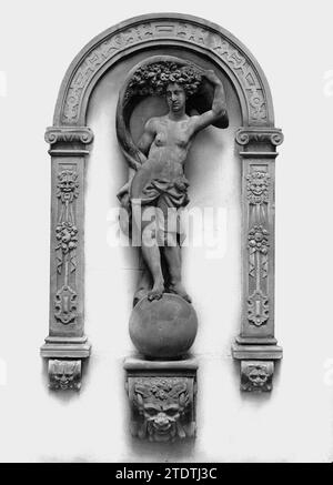 Fortuna, von der Fassade des Arminiushuis in Oudewater, anonym, 1601 Fortune steht auf einem Globus mit dem rechten Bein nach vorne und hat den linken Fuß leicht seitlich und unten, wo ihre rechte Hüfte zur Seite wischt. Mit der linken Hand hält sie den Kopf mit Locken nach links, es auch zur linken Stelle, lde Segel, das rückwärts zwischen rechtem Arm und Hüfte fällt. Die rechte Hand hält locker einen Teil des Mantels, der hinter ihr entlang des rechten Oberschenkels läuft, vor dem Schoß in einem Plug wird durch den Gürtel, der von ihrer rechten Schulter hängt, gestoppt und fällt hinter ihre Beine zum Wirt. Auf dem f Stockfoto