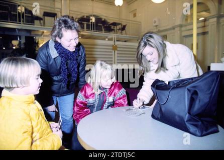 Charaktere aus der Bold and the Beautiful, Haarlem, Niederlande, 29-12-1997, Whizgle News aus der Vergangenheit, maßgeschneidert für die Zukunft. Erkunden Sie historische Geschichten, das Image der niederländischen Agentur aus einer modernen Perspektive, die die Lücke zwischen den Ereignissen von gestern und den Erkenntnissen von morgen überbrückt. Eine zeitlose Reise, die die Geschichten prägt, die unsere Zukunft prägen Stockfoto