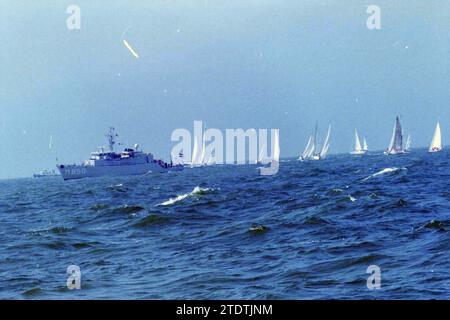 Start des Segelrennens in IJmuiden, IJmuiden, Niederlande, 12-07-1996, Whizgle News from the Past, maßgeschneidert für die Zukunft. Erkunden Sie historische Geschichten, das Image der niederländischen Agentur aus einer modernen Perspektive, die die Lücke zwischen den Ereignissen von gestern und den Erkenntnissen von morgen überbrückt. Eine zeitlose Reise, die die Geschichten prägt, die unsere Zukunft prägen Stockfoto