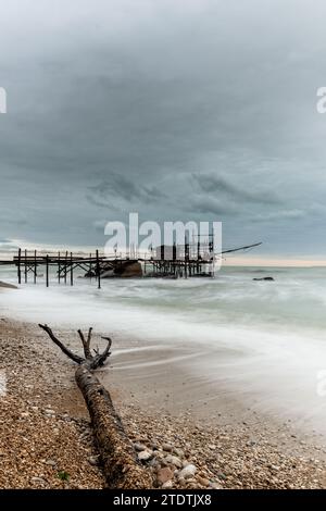 Ein Blick auf den Trabocco Punto le Morge, der an einem bewölkten Regentag an der Costa dei Trabocchi in Italien wohnt Stockfoto