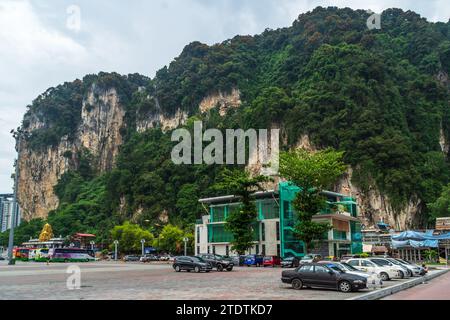 Batu Caves, Gombak, Malaysia - 7. März 2018: Parkplatz in der Anlage mit Blick auf einen Hügel. Stockfoto