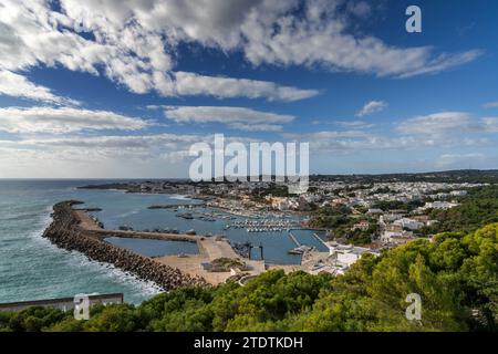 Blick auf den Hafen und die Hafenstadt Santa Marina di Leuca in Süditalien Stockfoto