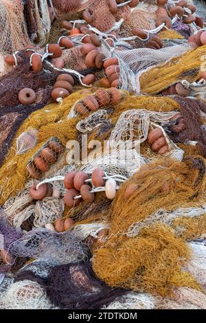 Detailansicht von Schwimmern und Fischernetzen für Trawler in vielen verschiedenen Farben Stockfoto