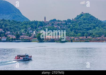 Porto Ceresio: Luganer See (Lago di Lugano), Stadt Porto Ceresio, Passagierschiff in Varese, Lombardia, Lombardei, Italien Stockfoto