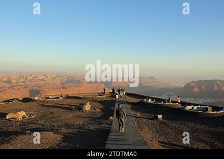 Touristen am Harrat Aussichtspunkt mit Blick auf Alula in Saudi-Arabien Stockfoto