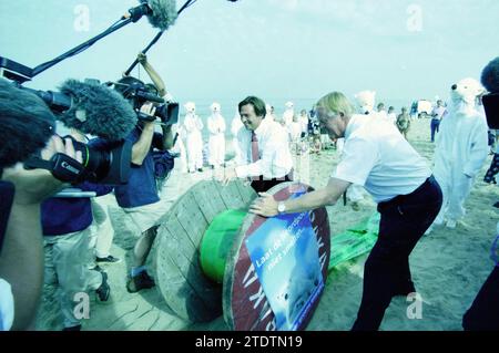 Green Ribon WNF, Zandvoort [World Wildlife Fund], Zandvoort, 02-09-1999, Whizgle News from the Past, Tailored for the Future. Erkunden Sie historische Geschichten, das Image der niederländischen Agentur aus einer modernen Perspektive, die die Lücke zwischen den Ereignissen von gestern und den Erkenntnissen von morgen überbrückt. Eine zeitlose Reise, die die Geschichten prägt, die unsere Zukunft prägen Stockfoto