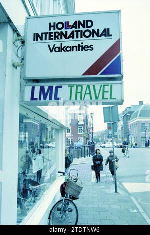 Reisebüro LMC Travel, Kruisstraat Ecke Nieuwe Gracht, Haarlem, Kruisstraat, Niederlande, 01-05-1996, Whizgle News aus der Vergangenheit, zugeschnitten auf die Zukunft. Erkunden Sie historische Geschichten, das Image der niederländischen Agentur aus einer modernen Perspektive, die die Lücke zwischen den Ereignissen von gestern und den Erkenntnissen von morgen überbrückt. Eine zeitlose Reise, die die Geschichten prägt, die unsere Zukunft prägen Stockfoto
