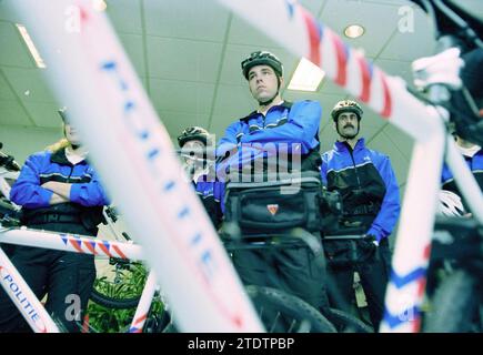 Fahrradpolizei, Zandvoort, Zandvoort, 18-02-2001, Whizgle News aus der Vergangenheit, zugeschnitten auf die Zukunft. Erkunden Sie historische Geschichten, das Image der niederländischen Agentur aus einer modernen Perspektive, die die Lücke zwischen den Ereignissen von gestern und den Erkenntnissen von morgen überbrückt. Eine zeitlose Reise, die die Geschichten prägt, die unsere Zukunft prägen Stockfoto