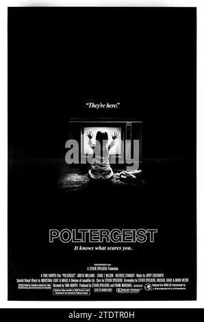 Poltergeist (1982) von Tobe Hooper mit JoBeth Williams, Heather O’Rourke und Craig T. Nelson. Horror über das Haus einer Familie, das von einer Schar dämonischer Geister heimgesucht wird. Foto eines Original-Posters aus dem Jahr 1982 (US) ***NUR FÜR REDAKTIONELLE ZWECKE***. Quelle: BFA/Metro-Goldwyn-Mayer Stockfoto