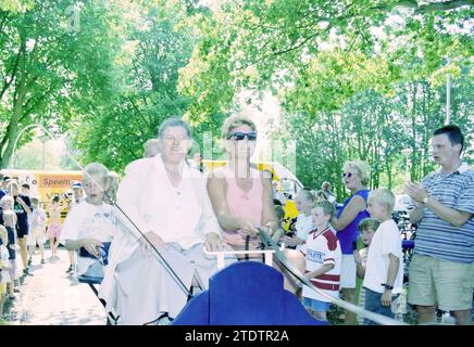 Tante Eef, Medaille, Santpoort-Noord, Santpoort-Noord, 23-07-1999, Whizgle News aus der Vergangenheit, zugeschnitten auf die Zukunft. Erkunden Sie historische Geschichten, das Image der niederländischen Agentur aus einer modernen Perspektive, die die Lücke zwischen den Ereignissen von gestern und den Erkenntnissen von morgen überbrückt. Eine zeitlose Reise, die die Geschichten prägt, die unsere Zukunft prägen Stockfoto